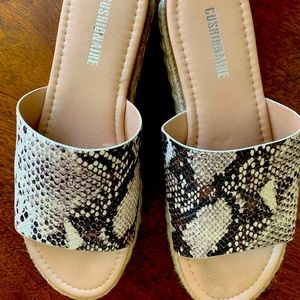 Cushionaire wedges size 8.5M